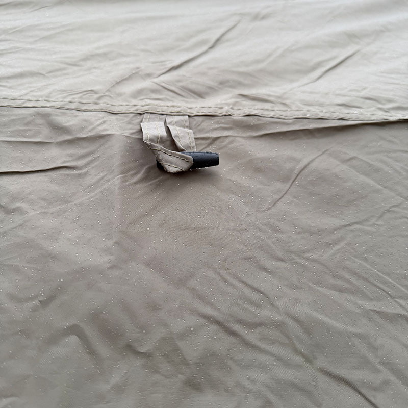 Utomhuscamping dubbellagertält som ansluts till baksidan av ett fordon