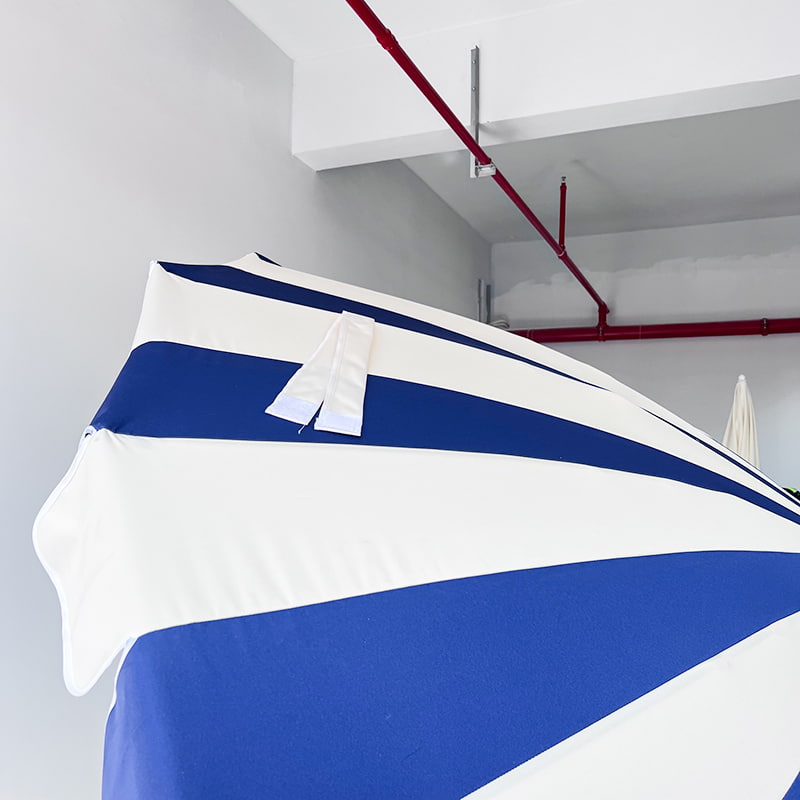 2,5 M blått och vitt Patchwork Pagoda paraply