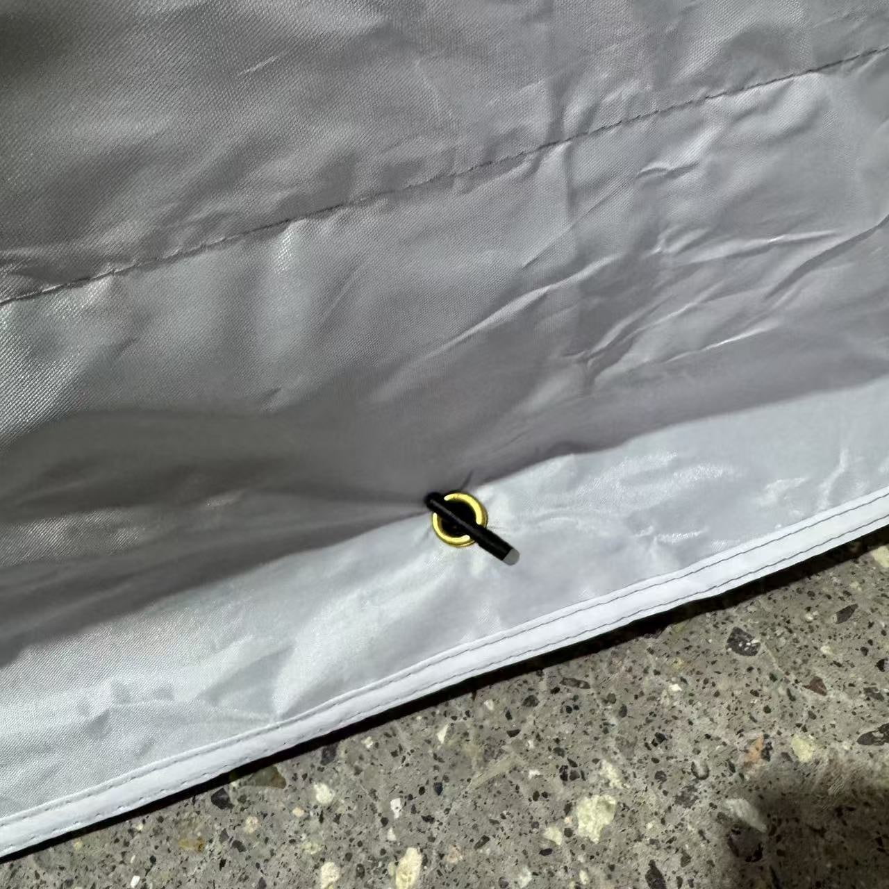 Regntätt och solskyddat bilskydd/förvaringstält