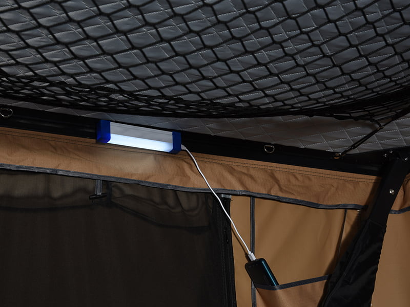 Campingtält på taket med stege Campingtält på taket med stege