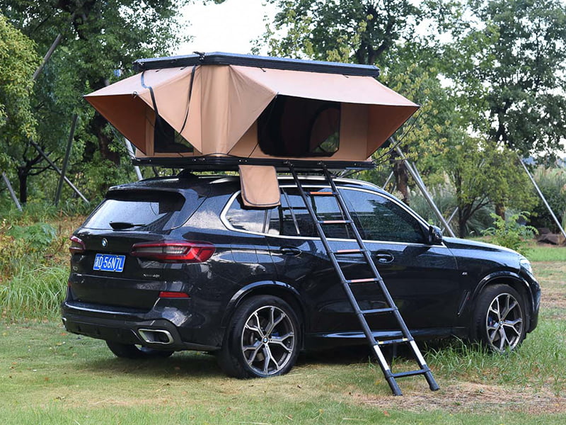 Campingtält på taket med stege Campingtält på taket med stege