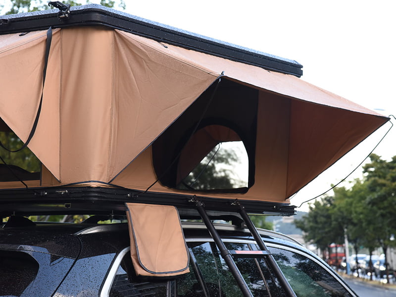 Campingtält på taket med stege Campingtält på taket med stege