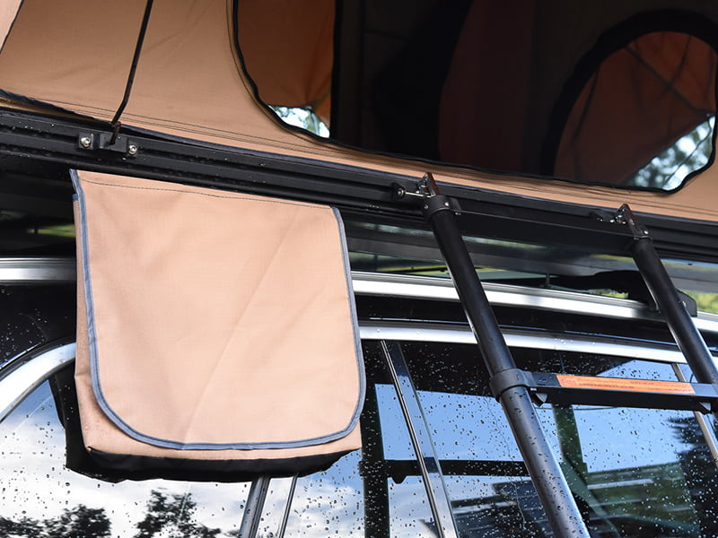 Campingtält på taket med stege Campingtält på taket med stege