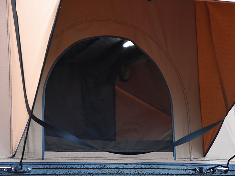 Campingtält på taket med stege Campingtält på taket med stege