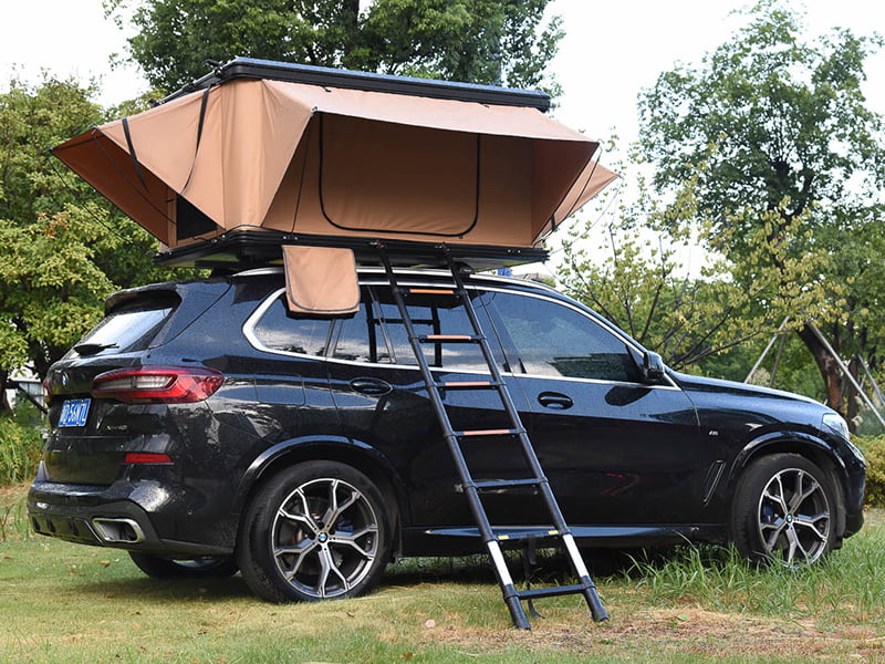 Campingtält på taket med stege Campingtält på taket med stege