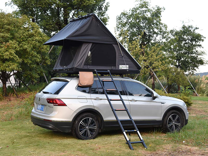 Campingtält på taket med stege Campingtält på taket med stege
