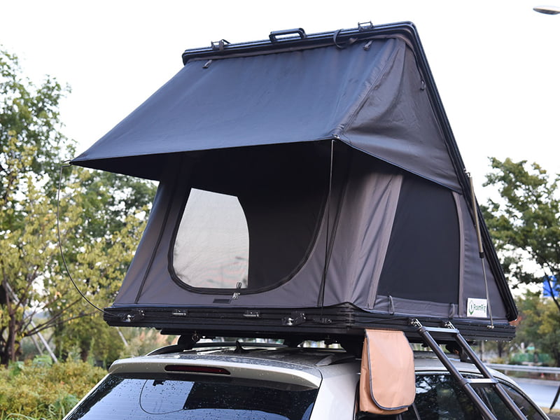 Campingtält på taket med stege Campingtält på taket med stege