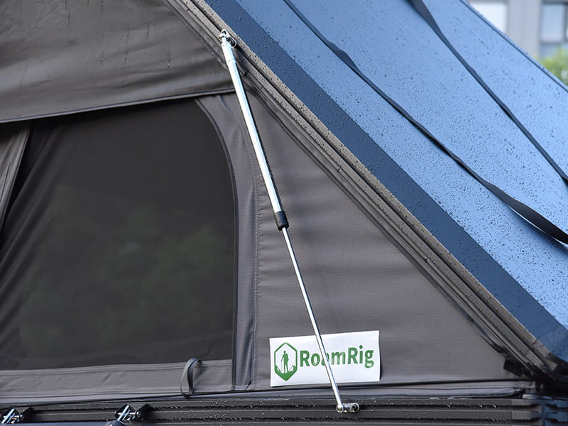 Campingtält på taket med stege Campingtält på taket med stege