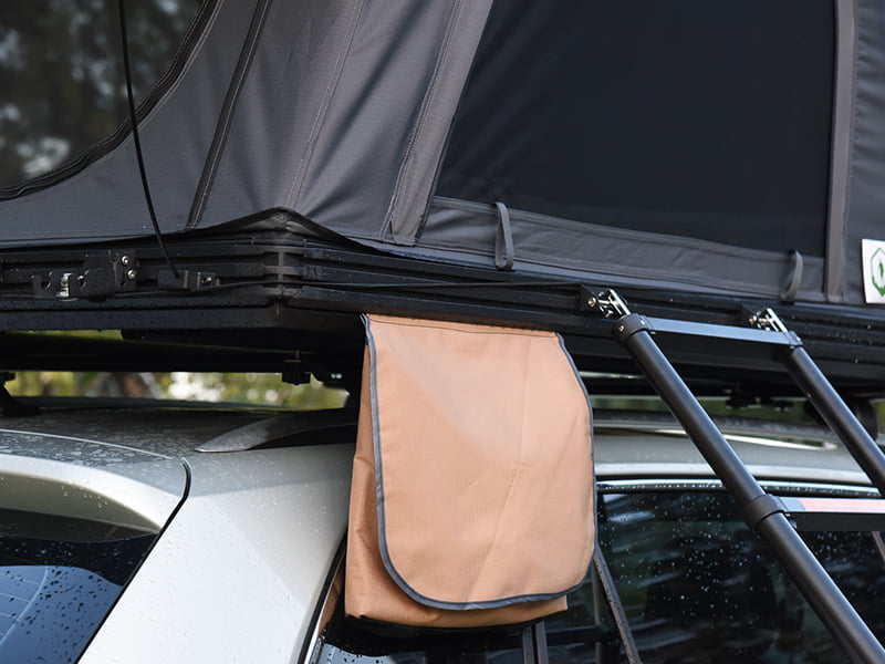 Campingtält på taket med stege Campingtält på taket med stege