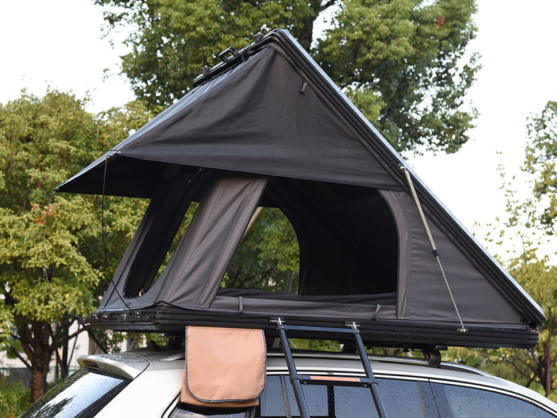 Campingtält på taket med stege Campingtält på taket med stege