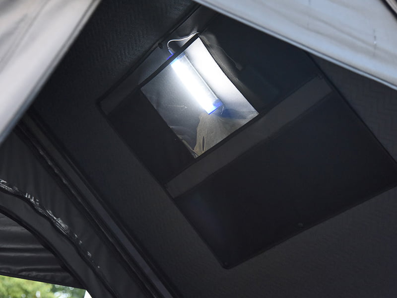 Campingtält på taket med stege Campingtält på taket med stege