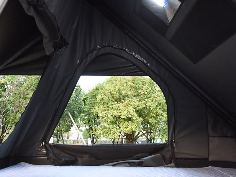 Campingtält på taket med stege Campingtält på taket med stege