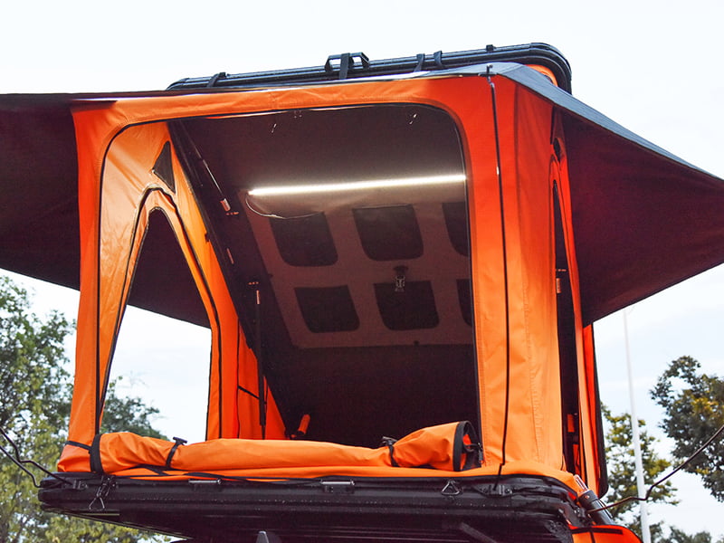 Campingtält på taket med stege Campingtält på taket med stege