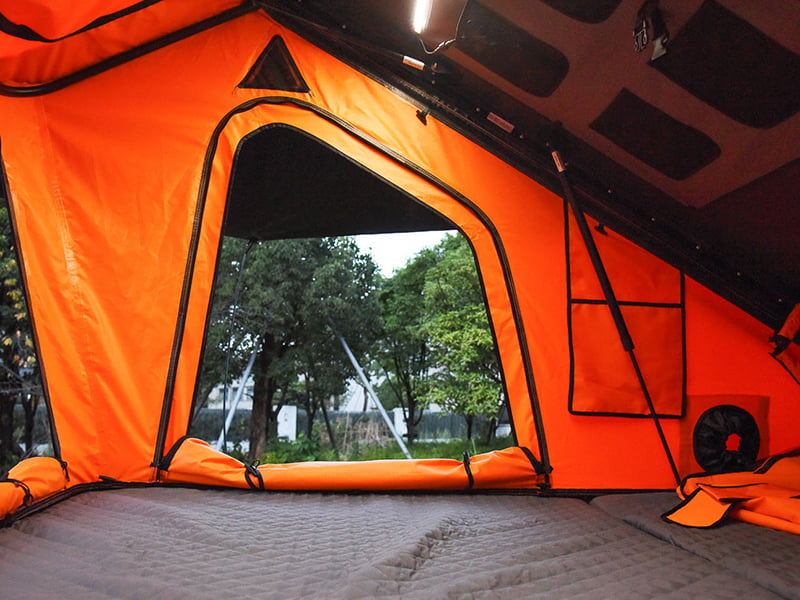 Campingtält på taket med stege Campingtält på taket med stege