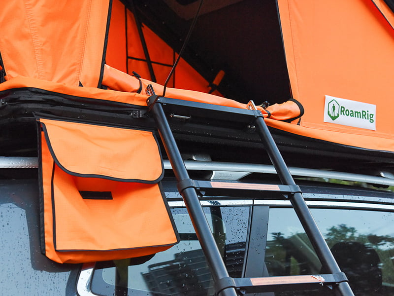 Campingtält på taket med stege Campingtält på taket med stege