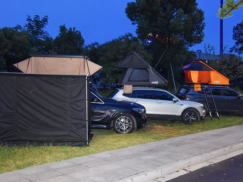 Campingtält på taket med stege Campingtält på taket med stege